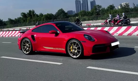 Bất ngờ với sự xuất hiện âm thầm của Porsche 911 Turbo S 992 màu đỏ