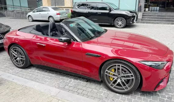 Cận cảnh Mercedes-AMG SL43 màu đỏ hàng hiếm, xe mui trần rớt giá nhất tại Việt Nam