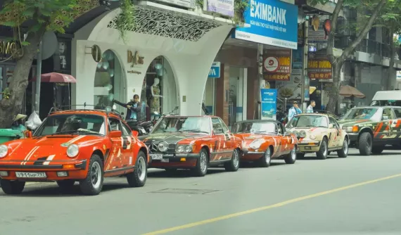 Dàn xe cổ cực chiến của các dân chơi đến từ Nga xuất hiện tại Tp.HCM: Jaguar E-Type quá độc đáo