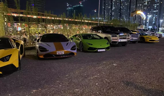 Dàn siêu xe hơn 100 tỷ đồng bất ngờ tụ tập tại Tp.HCM: Lamborghini Huracan của Phan Thành tái xuất