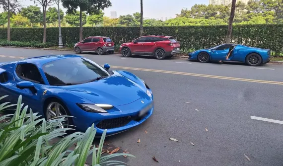 Cặp đôi siêu xe mui trần Ferrari 296 GTS tông xuyệt tông màu xanh dạo phố cùng nhau