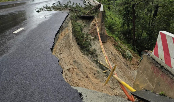 Đèo Prenn sạt lở, nhiều vết nứt kéo dài, phương tiện nên chuyển hướng sang đèo Mimosa đi Đà Lạt