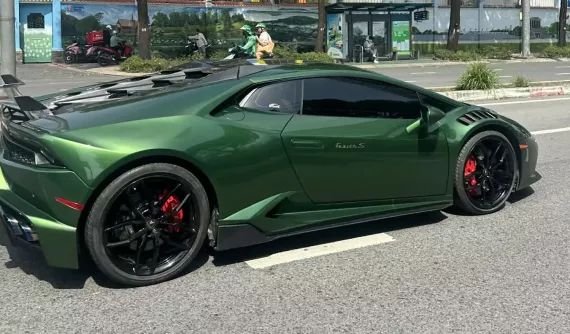 Lamborghini Huracan LP610-4 mang màu xanh rắn đẹp mắt của người chơi xe Tp.HCM