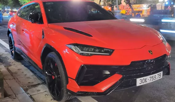Lamborghini Urus S màu lạ xuất hiện ở Hà Nội