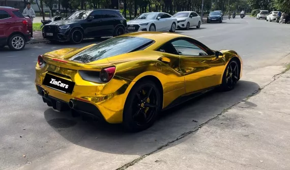 Ông chủ cửa hàng bạc ở Tp.HCM "mạ vàng" cho siêu xe Ferrari 488 GTB