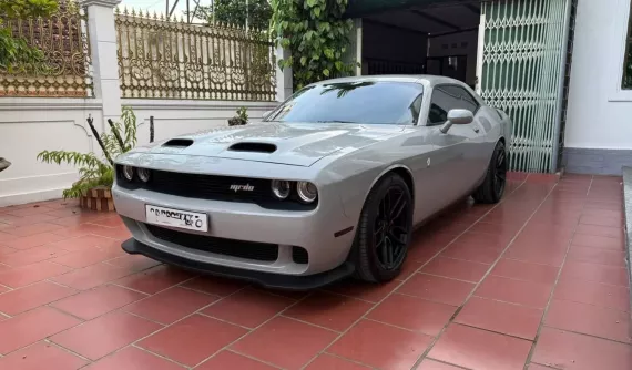 Sân nhà bình dị của doanh nhân Hà Nội với Dodge Challenger SXT 2016