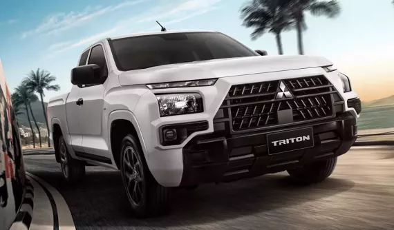 Vén màn Mitsubishi Triton Street 2026 với thiết kế đầu xe khác biệt và máy dầu yếu hơn