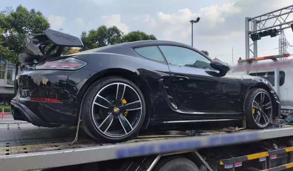 Bất ngờ với hình ảnh xe Porsche 718 Cayman GT4 RS được vận chuyển ở Tp.HCM, chuyện gì đây