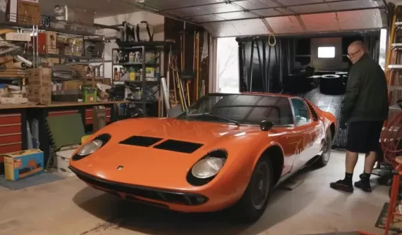 Câu chuyện thú vị về bố con mê xe đã bất ngờ tìm được chiếc Lamborghini "thất lạc" từ lâu nhờ vào chi tiết này