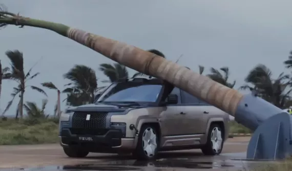 Bị chê xe kém an toàn, BYD thực hiện màn thử nghiệm ấn tượng, thả cây xuống xe Yangwang U8