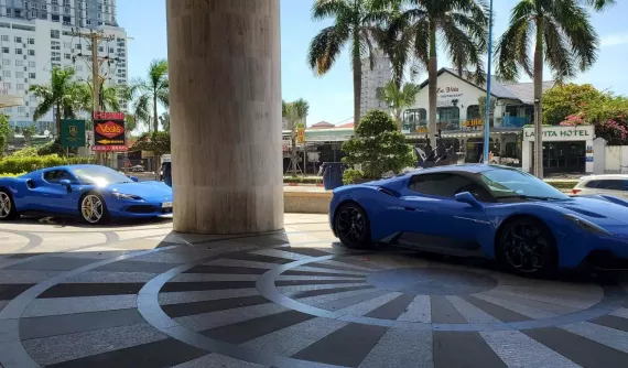 Cặp đôi siêu xe đồng màu xuất hiện tại Vũng Tàu thu hút nhiều sự chú ý