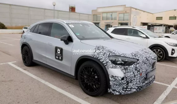 Dần tiến sát ngày ra mắt, Mercedes-AMG GLC EQ 2027 bị bắt gặp với lớp ngụy trang ít hơn