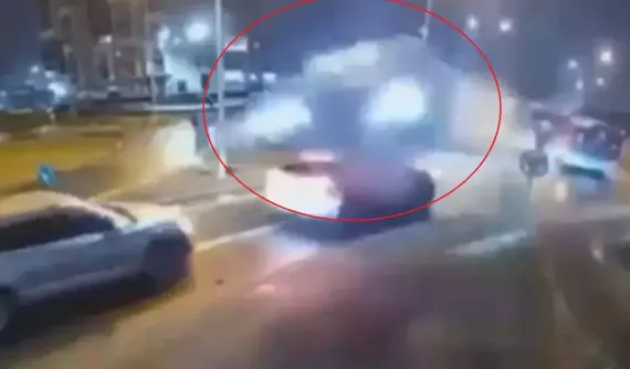 Video quay vụ tai nạn kinh hoàng này đã chứng tỏ xe sang Mercedes-Benz quả thực "đáng đồng tiền"