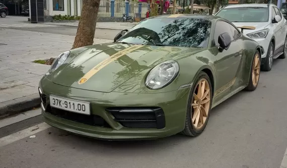 Porsche 911 S đẹp mắt ở Nghệ An, màu sơn đến biển số đều đẳng cấp