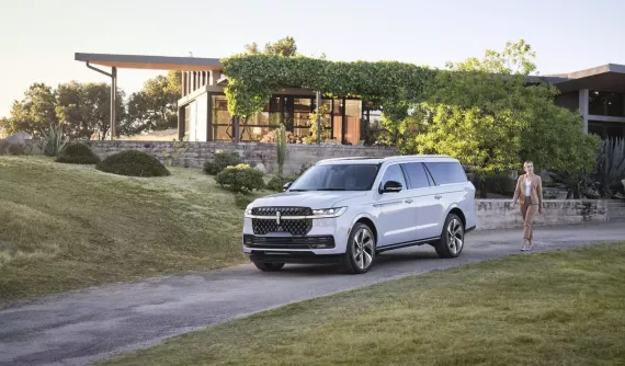 Lincoln Navigator 2025 gặp "vận đen" với thanh đèn hậu