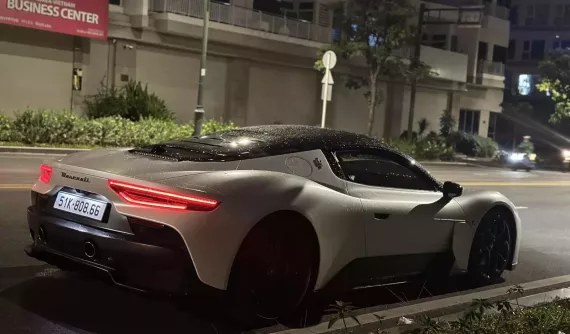 Maserati MC20 mang màu trắng nhám đẹp mắt ở Tp.HCM