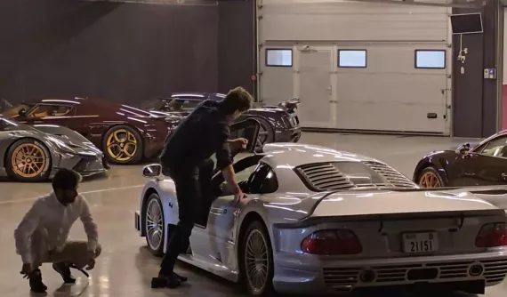 Toto Wolff thích thú lái thử Mercedes-Benz CLK GTR của Chủ tịch FIA: Cởi giày ra trước khi vào bên trong