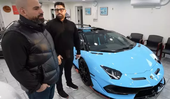 Vị khách lớn tuổi mua vé 1 chiều đến New Jersey và ra về cùng chiếc Lamborghini 1 triệu USD: Chủ showroom anh có quan tâm Bugatti?