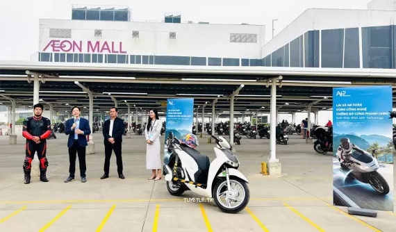 Video: Kỹ sư Việt trình diễn sự khác biệt giữa xe máy có và không có hệ thống ABS