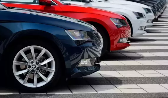 Người tiêu dùng quay lại với xe dùng động cơ đốt trong