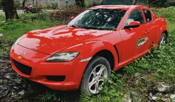 Xe JDM khiến nhiều người ao ước Mazda RX-8 bị bắt gặp trong tình trạng đã lâu không được sử dụng