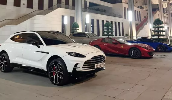 3 chiếc siêu xe và SUV hạng sang bất ngờ xuất hiện tại trung tâm hội nghị quốc gia