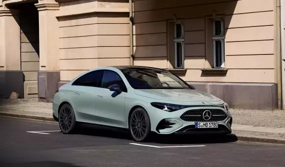 Mercedes-Benz CLA 220 hybrid 2026 trình làng, dùng động cơ phát triển cùng với Geely