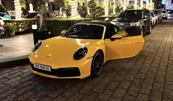 Doanh nhân Tp.HCM tậu xe mui trần Porsche 911 Targa 992