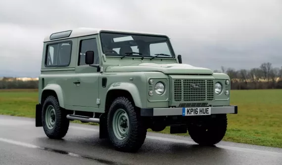 Land Rover Defender 90 Heritage Edition 2016 hàng hiếm này đang được các nhà giàu tranh nhau mua