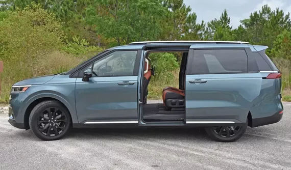 Chủ xe Kia Carnival tố cửa trượt nguy hiểm, Kia khẳng định chưa có ai bị thương