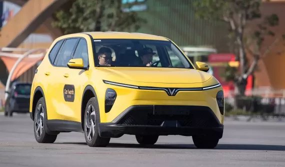 Tân binh VinFast Limo Green giành giải xe của năm trong phân khúc MPV phổ thông