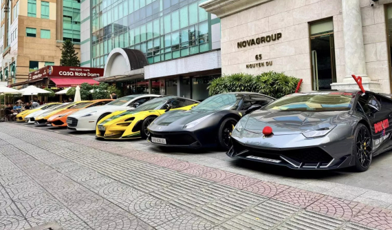 Dàn siêu xe tụ tập ở Tp.HCM, có Lamborghini Gallardo đời đầu xuất hiện