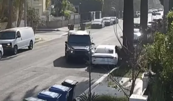 Người phụ nữ lái chiếc Mercedes-AMG G63 đâm vào xe của 3 kẻ gian trộm nhà mình