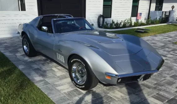 Chiếc Chevrolet Corvette Stingray 1969 được bán hơn 1,3 tỷ đồng,"Qua" Vũ sở hữu tận 2 chiếc ở Việt Nam