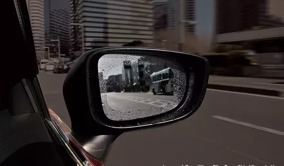 Tấm phim nhỏ bé này có thể giải quyết tình trạng gương chiếu hậu bị nhòe nước khi trời mưa