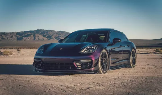 Không chỉ hiếm chiếc xe Porsche Panamera Turbo Sport Turismo này còn được chủ dán màu lạ