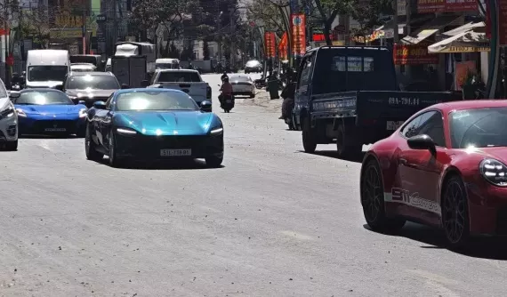 Dàn siêu xe từ Tp.HCM chạy lên Đà Lạt du Xuân ngày đầu năm mới