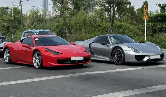 Cặp đôi siêu xe khủng của tỷ phú USD Việt Nam dạo phố đầu Xuân 2026