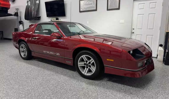 Thú vị về câu chuyện chiếc xe Chevrolet Camaro IROC-Z được chủ cho đậu trong garage từ 1987 đến nay