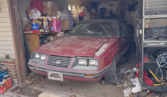 Vợ chồng già bán đi chiếc Ford Mustang cũ để có thể ở trong ngôi nhà của mình sau 10 năm xa cách