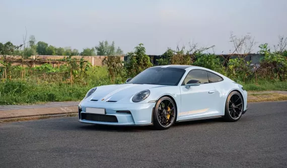 Porsche 911 GT3 từng của Cường "Đô-la" được cho dán màu xanh ngọc bích, vẫn thuộc bản Touring