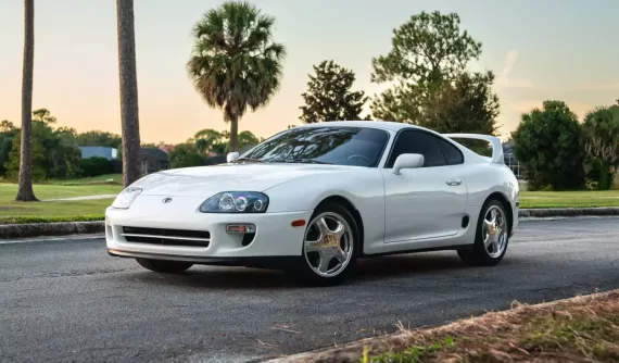 Toyota Supra Turbo 1998 được bán với giá kỷ lục, cao hơn cả xe Porsche 911 GT3 mới tinh