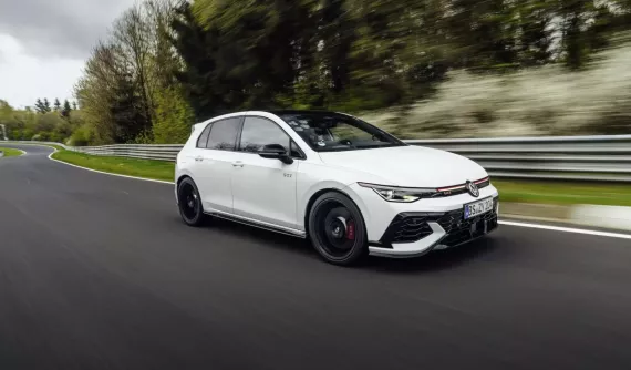 Volkswagen Golf GTI Edition 50 đến Anh với giá từ 1,7 tỷ đồng, về Việt Nam có khi trên 3 tỷ đồng