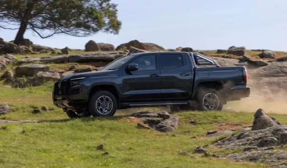 Mitsubishi bắt đầu sản xuất Nissan Rogue Plug-in Hybrid và Navara phiên bản 2026