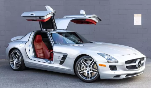 Siêu xe cửa cánh chim Mercedes-Benz SLS AMG này ít bị nhốt trong garage, 15 năm chạy hơn 10 vạn km