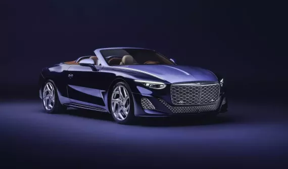Một người phụ nữ đã thiết kế riêng cho mình chiếc Bentley Batur mui trần đẹp đến nao lòng, giá hơn 3 triệu USD