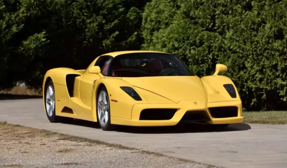 Ferrari Enzo từng của nhà sưu tập xe quá cố Phil Bachman được bán với giá kinh điển 16,5 triệu USD
