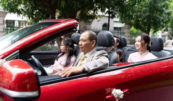 Tỷ phú Phạm Nhật Vượng lái xe VinFast VF 8 mui trần trong lễ thành hôn của con trai