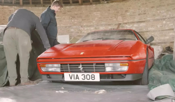 Chiếc Ferrari 328 GTB này được chủ lái hơn 1,000 km trước khi đậu ở kho trong gần 4 thập kỷ qua