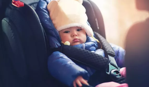 Vì sao không bao giờ nên cho trẻ mặc áo khoác mùa đông dày khi đi ô tô?